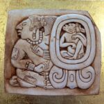 El simbolismo de los grabados en las pirámides mayas