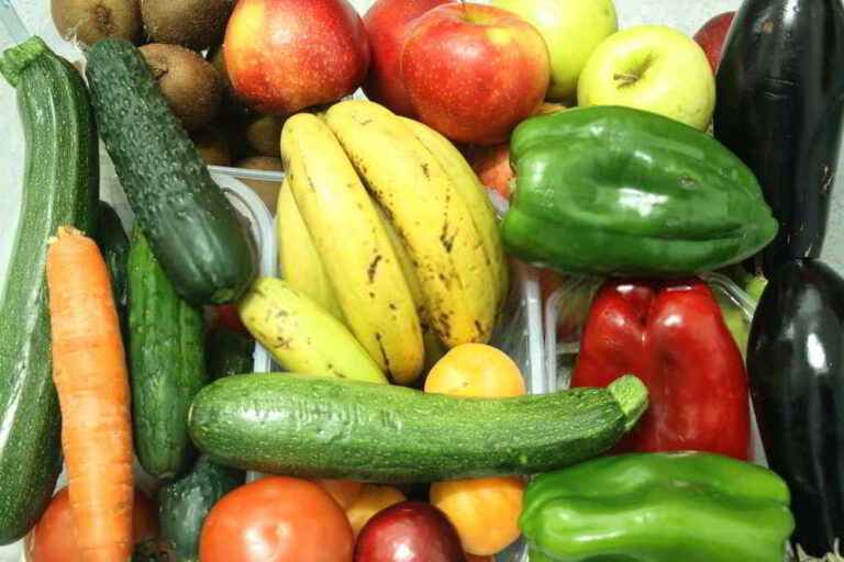 Alimentación en una ciudad cerca de una pirámide maya-1