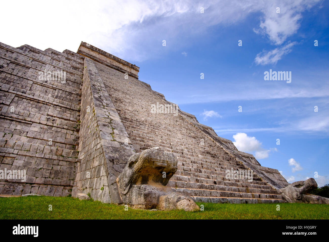El propósito de las escaleras en las pirámides mayas-1