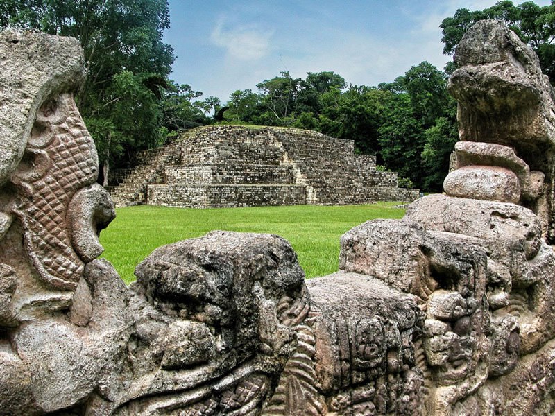 Descubrimientos arqueológicos revelan vestigios de batallas en pirámides mayas-1